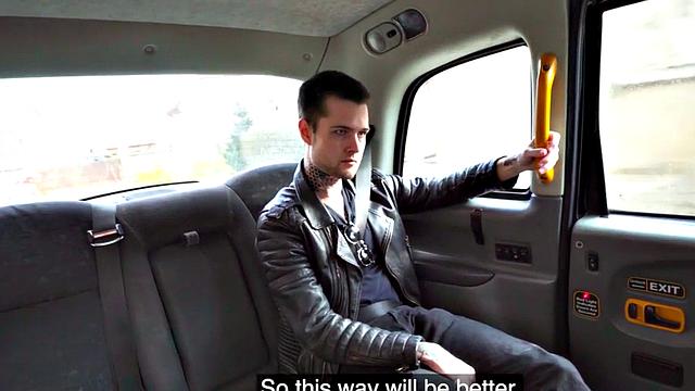 таксистка с сочной жопой катает клиента, тариф только натуральный