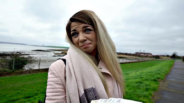 Деньги в руке - и студентка забывает про учебу