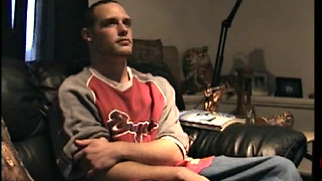 Она дрочит ему и доводит до оргазма рукой