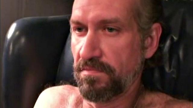 Брайант дрочит, будто опаздывает на свидание