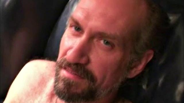 Брайант дрочит, будто опаздывает на свидание