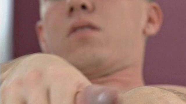 jereme austin дрочит у камина и трахается пальцем после душа