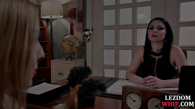 Блондинка с большими титями на привязи лижет зрелую госпожу и смеётся над страстью подруги.