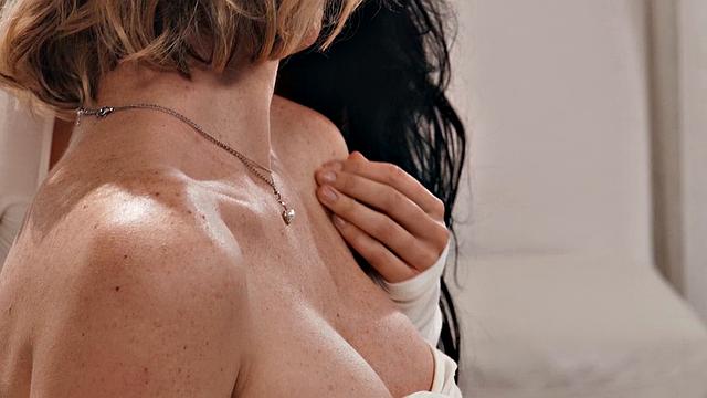 TRANSFIXED - Artist Tori Easton Makes Queenie Sateen SQUIRT Over Her Painting To Finish