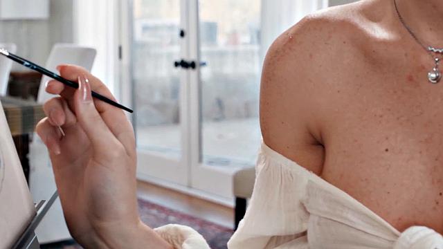 TRANSFIXED - Artist Tori Easton Makes Queenie Sateen SQUIRT Over Her Painting To Finish