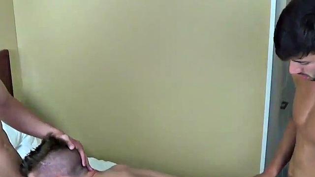 Бодрый пассив не скучает: в жопу трахают, а рот занят