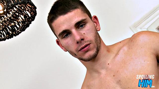 Качок с рельефным телом скачет на члене перед камерой, жаркий гей кастинг.