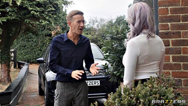 Зоя Грей мастурбирует на рабочем месте и ловит Дэнни Д за дрочкой в машине, после чего они не сдерживаются и трахаются прямо на переднем сиденье.