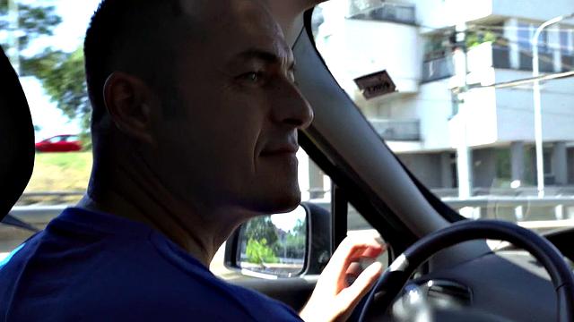 блондинка кайфует от пальцев в попе и скачет сверху в reverse cowgirl в хостеле