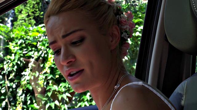 блондинка кайфует от пальцев в попе и скачет сверху в reverse cowgirl в хостеле