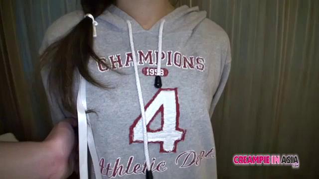 Азиатка с волосатой киской вытворяет чудеса в кровати