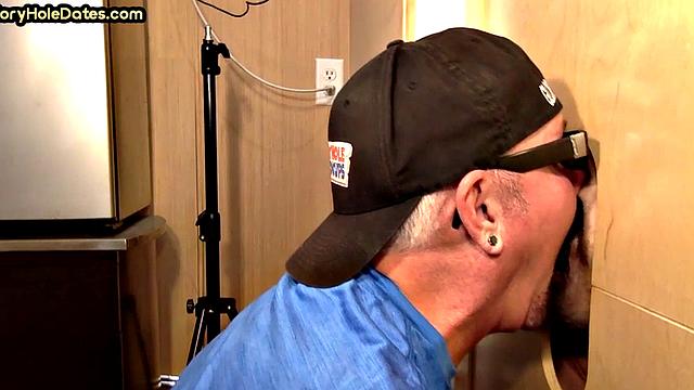 татуированный зрелый мужик сосёт в дырке и ловит сперму на лицо