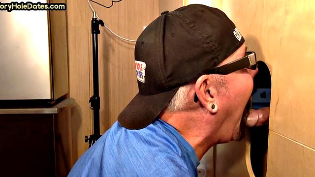 Gloryhole DILF deepthroats in amateur closeup 4 facial