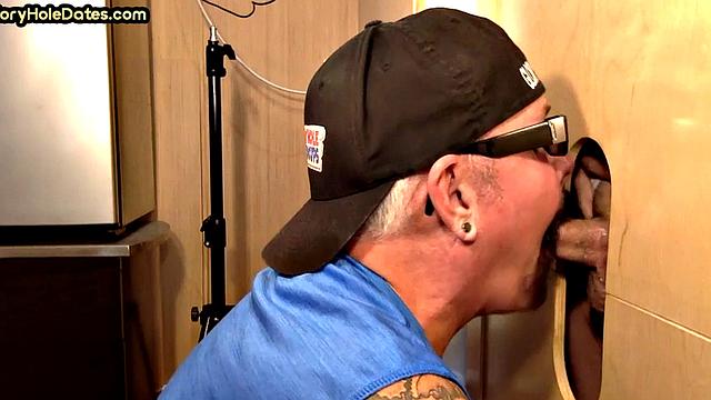 Gloryhole DILF deepthroats in amateur closeup 4 facial