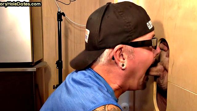 Gloryhole DILF deepthroats in amateur closeup 4 facial