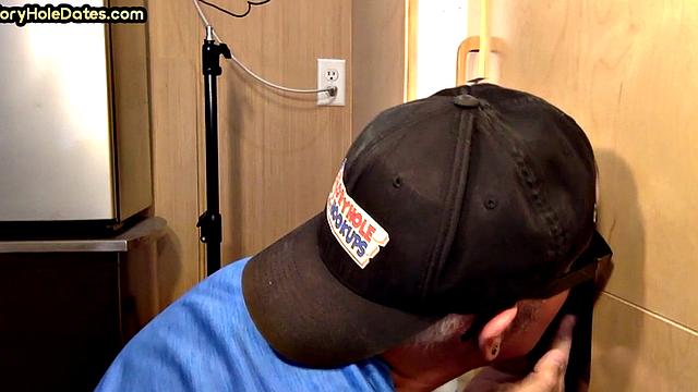 Gloryhole DILF deepthroats in amateur closeup 4 facial