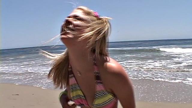 Lesbo enjoys a close up fingerbanging session in POV