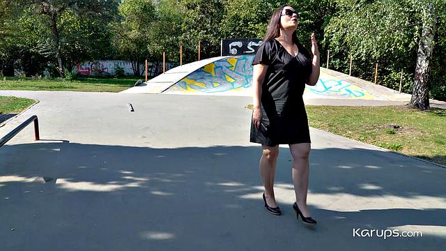 пышная зрелая в очках сосёт и скачет на хую в парке