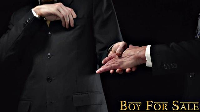 остин получает глубокий анальный без резинки