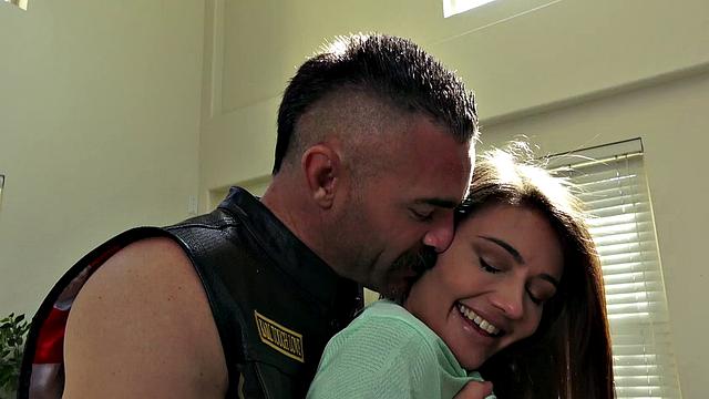 адрия рае трахается на диване и берет в глотку