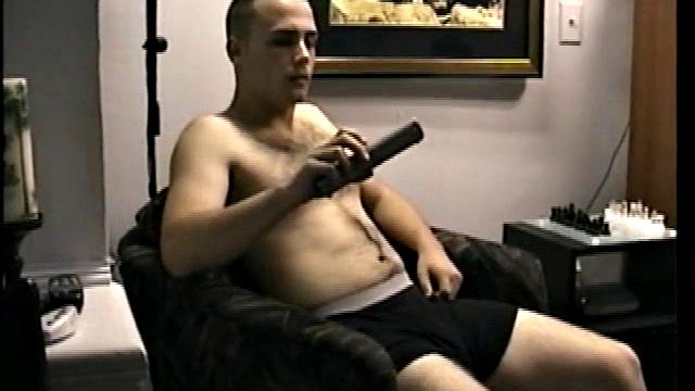 Кейси улыбается, когда его лижут и шутит про чистоту после большого члена.