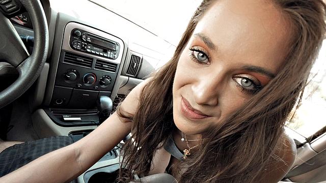 падчерица Ума Джоли разводит Филти Рича на деньги для белья