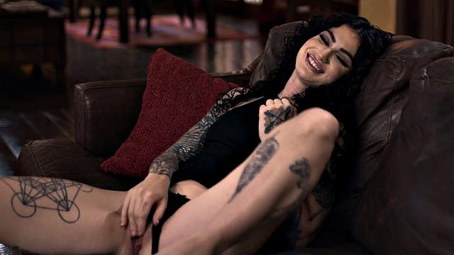 Татуированная шалунья отрывается с черным членом в мокрой киске