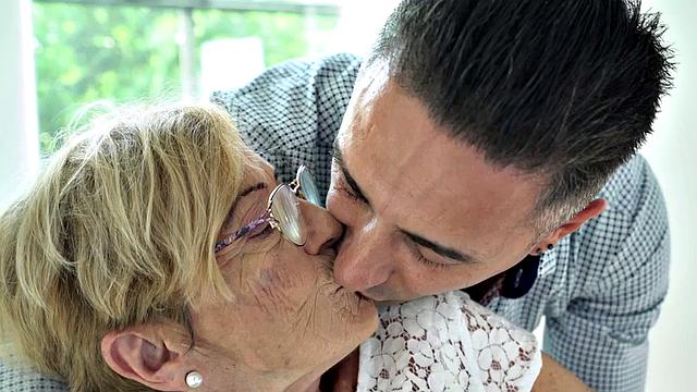 бабуля катается на большом белом хуе и кайфует по-взрослому