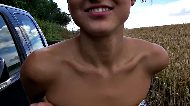 барменша с гордостью показывает соски и дрочит в тачке на чужбине