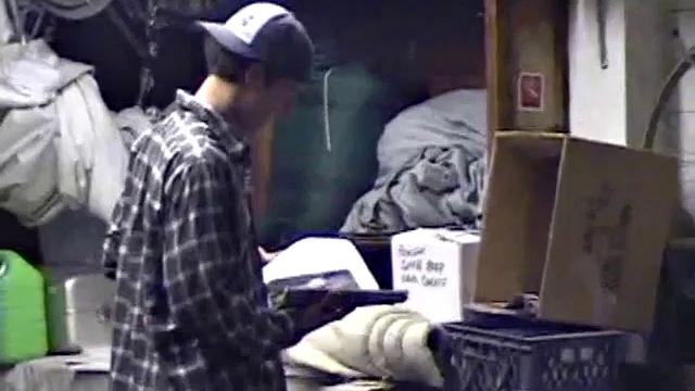 Джейден решил устроить себе весёлый гей-вечер с рукой и шутками про усталость после работы!