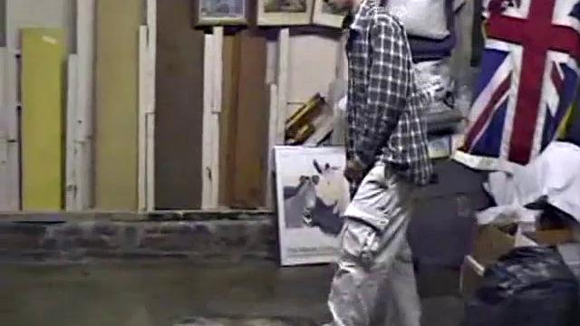 Джейден решил устроить себе весёлый гей-вечер с рукой и шутками про усталость после работы!