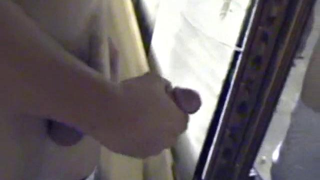 Джейден решил устроить себе весёлый гей-вечер с рукой и шутками про усталость после работы!