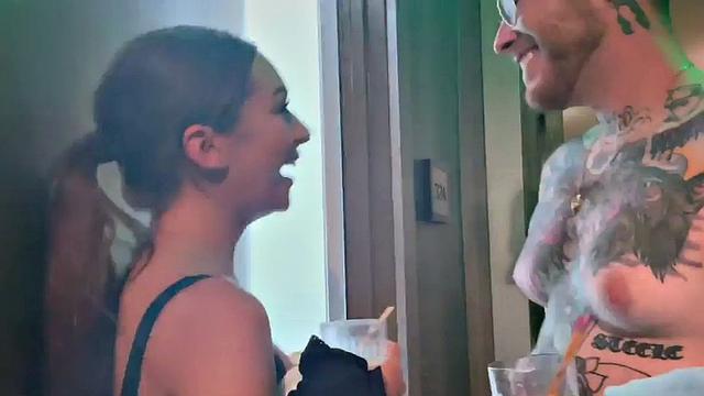 обалденная цыпа садится на член ts парня по полной