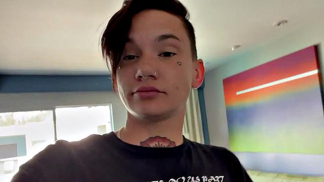 обалденная цыпа садится на член ts парня по полной