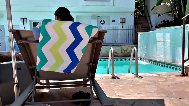 обалденная цыпа садится на член ts парня по полной