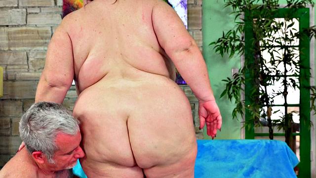 Heavyweight Auntie Makes Love