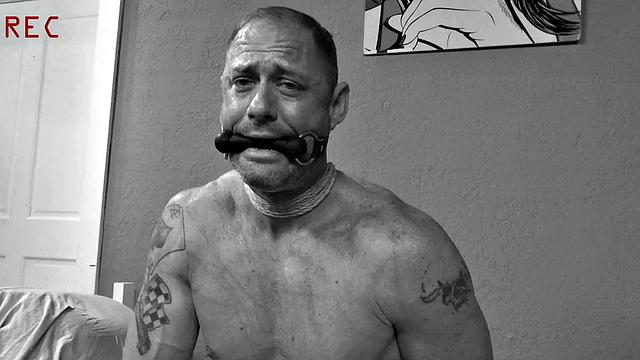 жесткая госпожа унижает раба суровой поркой