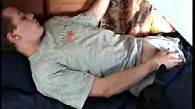 Голый Кэлвин дрочит член перед камерой для парней.