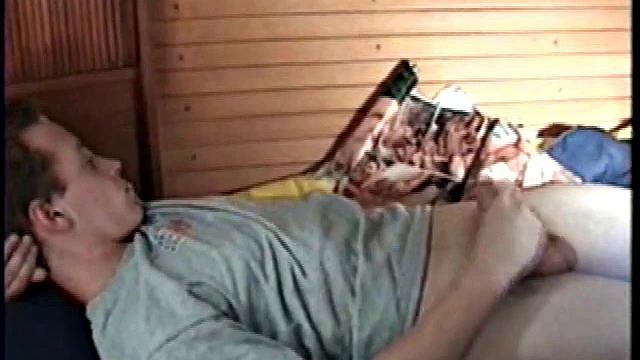 Голый Кэлвин дрочит член перед камерой для парней.