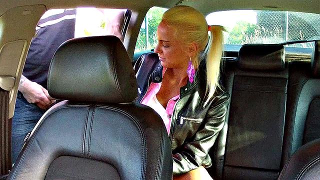 Блондинка соблазняет таксиста и устраивает жаркий секс прямо в салоне