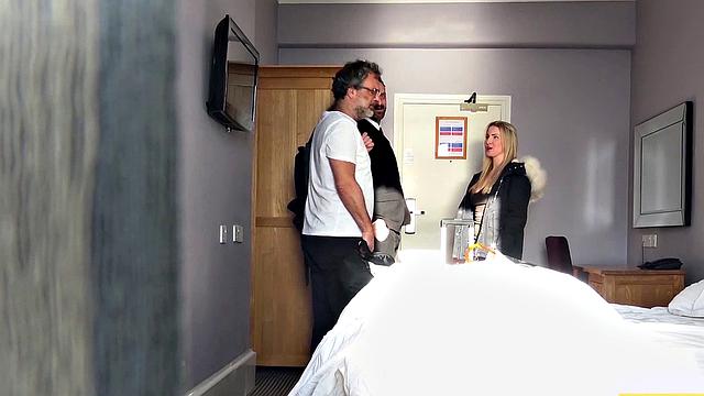 Блондинка Джорджи Лайл боготворит жёсткий трах сзади и глотает сперму