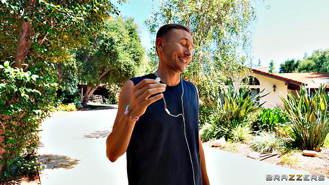 стройка кипит, ангел жаждет члена прямо на объекте