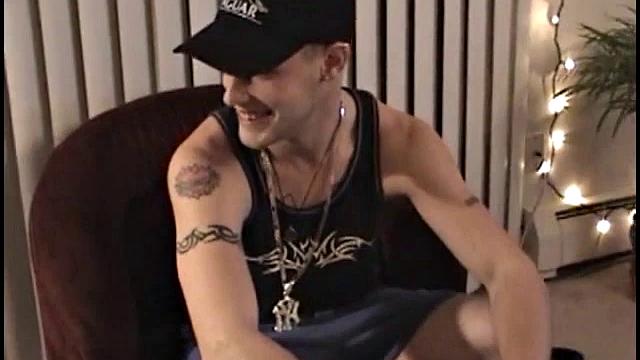 Зрелый мужик дрочит хуй до мощного оргазма с рукой парня рядом, гей домашка для любителей спермы в кадре.