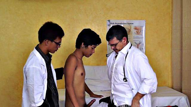 Real enema Asian twink sucked by doctor after check