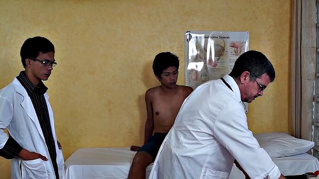 Real enema Asian twink sucked by doctor after check