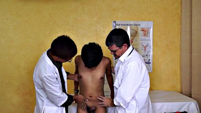 Real enema Asian twink sucked by doctor after check