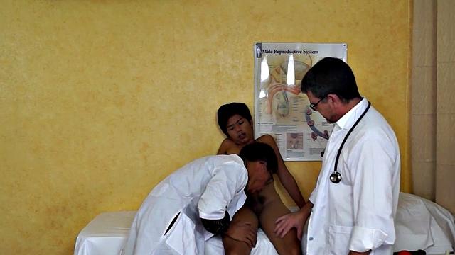 стройный азиат с клизмой сосёт врачу после медосмотра