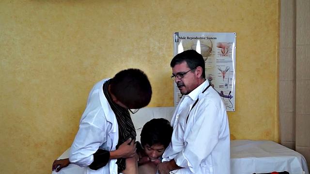 стройный азиат с клизмой сосёт врачу после медосмотра