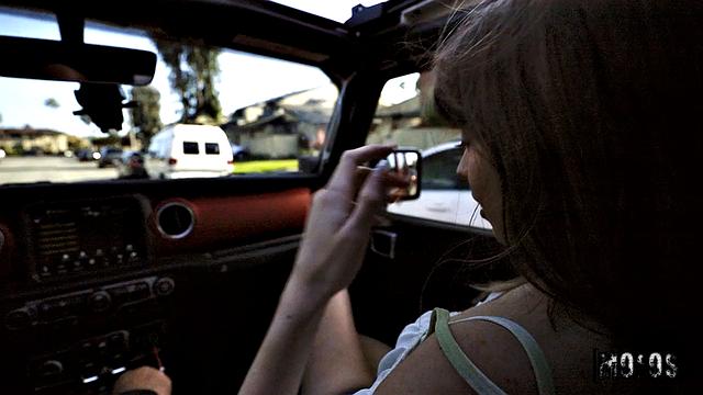 Лейла Ков заводится от классики на колесах и сосет, не отвлекаясь на дорожное движение.