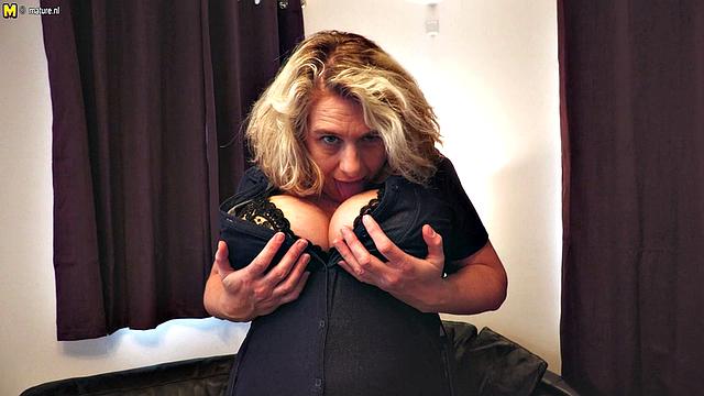 Камилла ржет, когда ей кончают между сисек и в киску